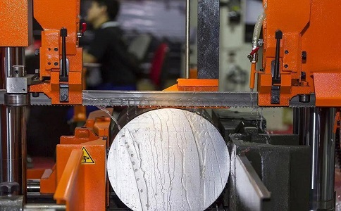 汨罗立式金属带锯床切削出现跑带故障解决方法！